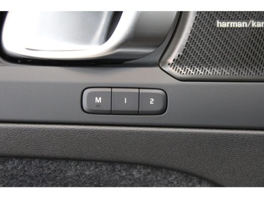 Volvo  EX40 252PK Extended Range Ultra Black 82kWh | Panoramadak | HK Audio | Getint Glas | Stoel/Stuur Verw. ActivLease financial lease