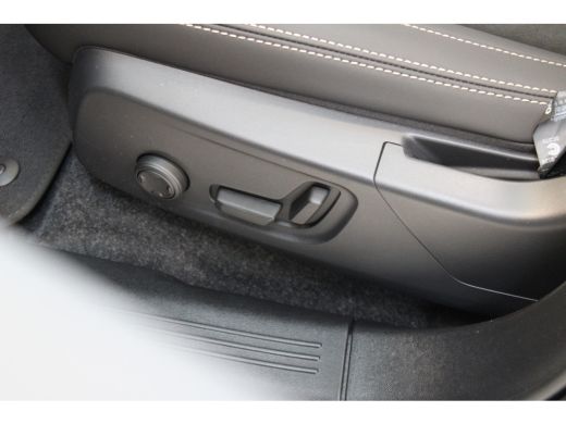 Volvo  EX40 252PK Extended Range Ultra Black 82kWh | Panoramadak | HK Audio | Getint Glas | Stoel/Stuur Verw. ActivLease financial lease