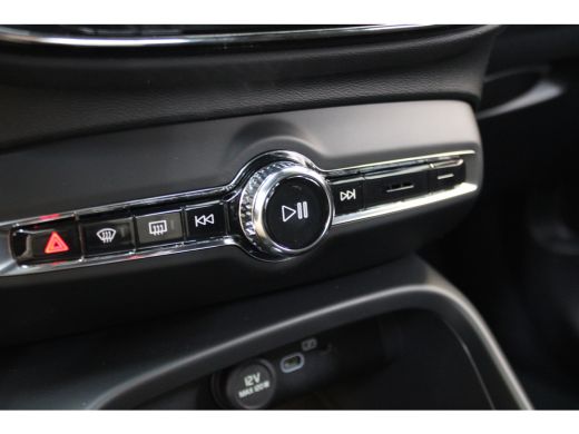 Volvo  EX40 252PK Extended Range Ultra Black 82kWh | Panoramadak | HK Audio | Getint Glas | Stoel/Stuur Verw. ActivLease financial lease