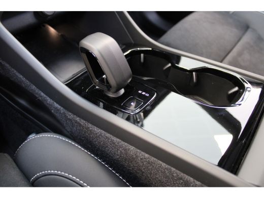 Volvo  EX40 252PK Extended Range Ultra Black 82kWh | Panoramadak | HK Audio | Getint Glas | Stoel/Stuur Verw. ActivLease financial lease