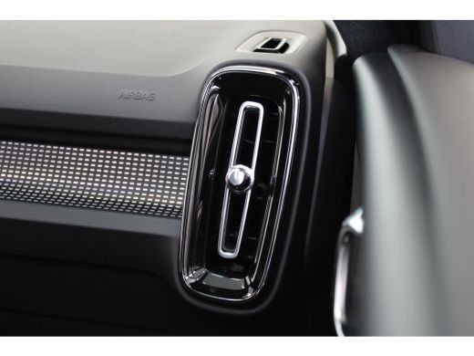 Volvo  EX40 252PK Extended Range Ultra Black 82kWh | Panoramadak | HK Audio | Getint Glas | Stoel/Stuur Verw. ActivLease financial lease