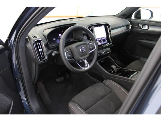 Volvo  EX40 252PK Extended Range Ultra Black 82kWh | Panoramadak | HK Audio | Getint Glas | Stoel/Stuur Verw. ActivLease financial lease