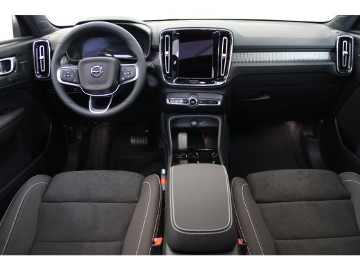 Volvo  EX40 252PK Extended Range Ultra Black 82kWh | Panoramadak | HK Audio | Getint Glas | Stoel/Stuur Verw. ActivLease financial lease