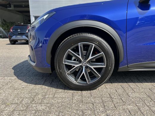 Lexus LBX Emotion 2WD ActivLease financial lease