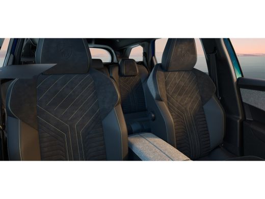 Peugeot e-5008 EV 210PK 73KWH GT AVANTAGE AUTOMAAT NAVI / CLIMA / WARMTEPOMP / 19"LMV / 360 CAMERA / PANODAK / K... ActivLease financial lease