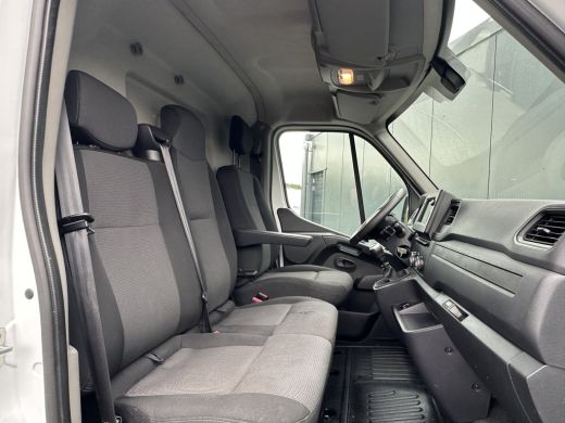Renault Master 2.3 DCI 136 PK / L3H2 / CAMERA / TREKHAAK / IMPERIAAL / NAVI / AIRCO / CRUISE ActivLease financial lease