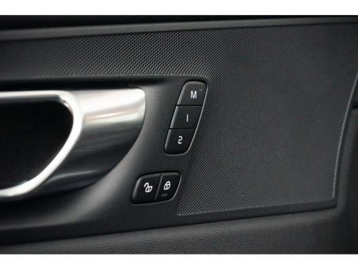Volvo  XC60 2.0 T6 Plug-in hybrid AWD Plus Dark | Sportstoelen | Panoramadak | Trekhaak | Elek. stoelen + geh... ActivLease financial lease