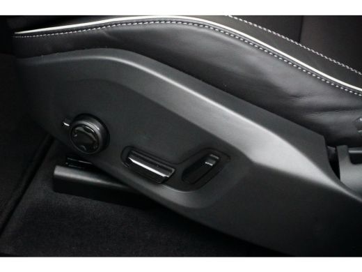 Volvo  XC60 2.0 T6 Plug-in hybrid AWD Plus Dark | Sportstoelen | Panoramadak | Trekhaak | Elek. stoelen + geh... ActivLease financial lease