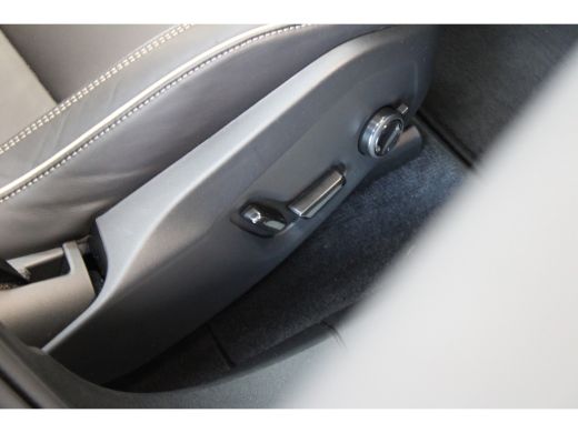 Volvo  XC60 T6 350PK AWD Ultra Black Edition | Luchtvering | 360º view | HUD | HK Audio | Adapt LED ActivLease financial lease