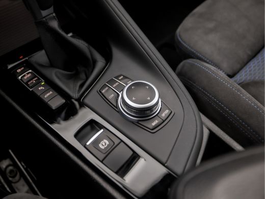 BMW X1 xDrive25e Sportline 221Pk Automaat (GROOT NAVI, CLIMATE, ALCANTARA, GETINT GLAS, ELEK ACHTERKLEP,... ActivLease financial lease
