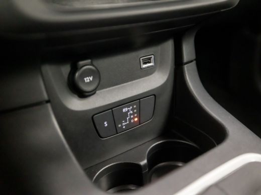 Citroën C3 1.2 PureTech C-Series Automaat (APPLE CARPLAY, GROOT NAVI, CRUISE, PARKEERSENSOREN, SPORTSTOELEN,... ActivLease financial lease