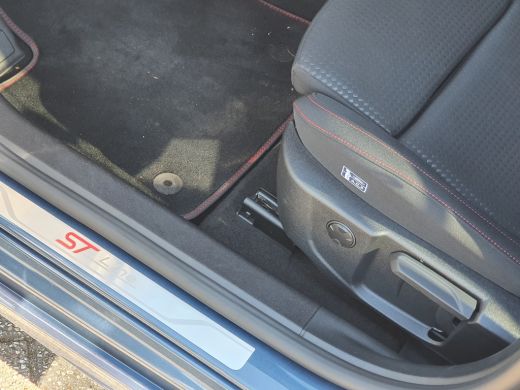 Ford Focus 1.0 EcoB ST Line X 155 PK Automaat | Winter Pack | 18 inch ActivLease financial lease