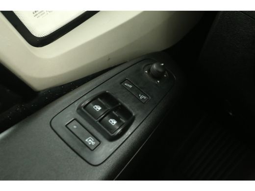 Peugeot Boxer 2.0 HDI L2H1 Airco Cruise Trekhaak LED 3 Persoons Elektrpakket ActivLease financial lease