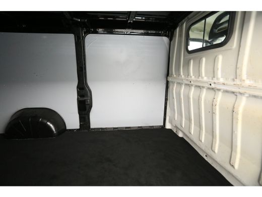 Peugeot Boxer 2.0 HDI L2H1 Airco Cruise Trekhaak LED 3 Persoons Elektrpakket ActivLease financial lease