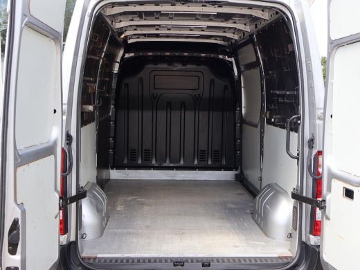 Renault Master 2.3 DCI 135 PK L2H2 + NAVIGATIE | CAMERA | CARPLAY | TREKHAAK | SIDEBARS ActivLease financial lease