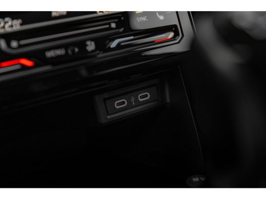 Volkswagen T-Cross Life Edition Inclusief €2000,- inruilvoordeel | 'App-Connect' draadloze smartphone integratie | A... ActivLease financial lease