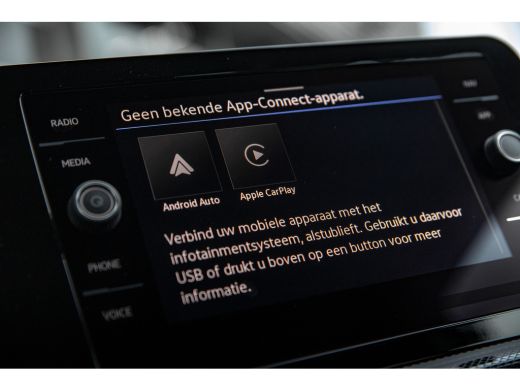 Volkswagen T-Cross Life Edition Inclusief €2000,- inruilvoordeel | 'App-Connect' draadloze smartphone integratie | A... ActivLease financial lease