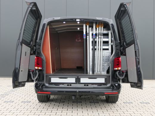 Volkswagen Transporter 2.0 TDI L2H1 28 | Lengte 2 | Leder | Uitgebreide Inrichting | Kasten | Trekhaak | Camera | Navigatie ActivLease financial lease