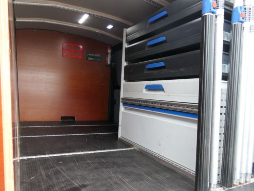 Volkswagen Transporter 2.0 TDI L2H1 28 | Lengte 2 | Leder | Uitgebreide Inrichting | Kasten | Trekhaak | Camera | Navigatie ActivLease financial lease