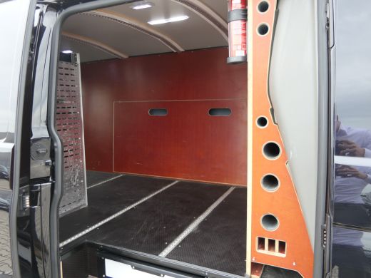Volkswagen Transporter 2.0 TDI L2H1 28 | Lengte 2 | Leder | Uitgebreide Inrichting | Kasten | Trekhaak | Camera | Navigatie ActivLease financial lease