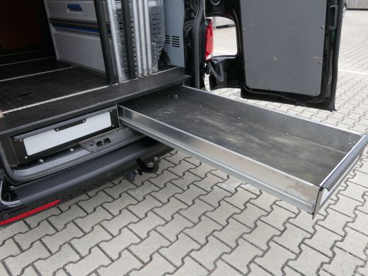 Volkswagen Transporter 2.0 TDI L2H1 28 | Lengte 2 | Leder | Uitgebreide Inrichting | Kasten | Trekhaak | Camera | Navigatie ActivLease financial lease