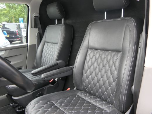 Volkswagen Transporter 2.0 TDI L2H1 28 | Lengte 2 | Leder | Uitgebreide Inrichting | Kasten | Trekhaak | Camera | Navigatie ActivLease financial lease