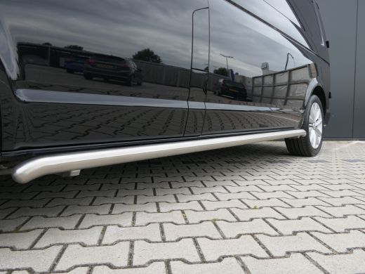 Volkswagen Transporter 2.0 TDI L2H1 28 | Lengte 2 | Leder | Uitgebreide Inrichting | Kasten | Trekhaak | Camera | Navigatie ActivLease financial lease