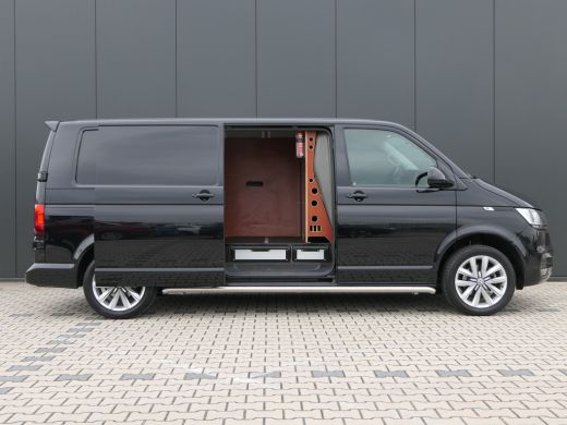 Volkswagen Transporter 2.0 TDI L2H1 28 | Lengte 2 | Leder | Uitgebreide Inrichting | Kasten | Trekhaak | Camera | Navigatie ActivLease financial lease