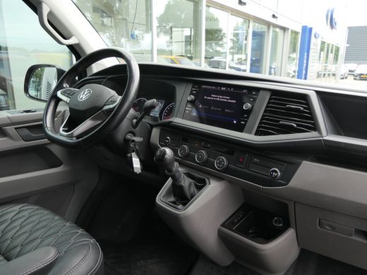 Volkswagen Transporter 2.0 TDI L2H1 28 | Lengte 2 | Leder | Uitgebreide Inrichting | Kasten | Trekhaak | Camera | Navigatie ActivLease financial lease