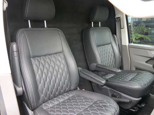 Volkswagen Transporter 2.0 TDI L2H1 28 | Lengte 2 | Leder | Uitgebreide Inrichting | Kasten | Trekhaak | Camera | Navigatie ActivLease financial lease