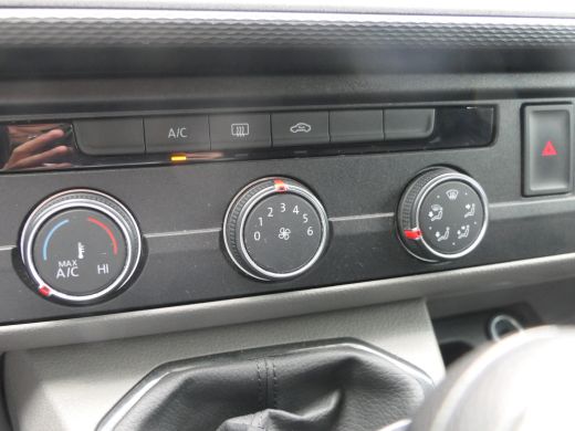 Volkswagen Transporter 2.0 TDI L2H1 28 | Lengte 2 | Leder | Uitgebreide Inrichting | Kasten | Trekhaak | Camera | Navigatie ActivLease financial lease