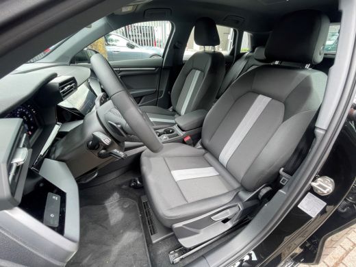 Audi A3 Sportback 30 TFSI Pro Line/17 inch velgen/Apple carplay/Parkeersensoren voor & achter ActivLease financial lease