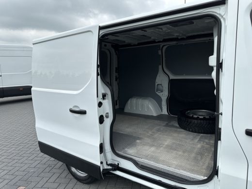 Renault Trafic 2.0 dCi 120 PK / L1H1 / 1e EIG. / 2x SCHUIFDEUR / AIRCO / CRUISE / TREKHAAK ActivLease financial lease