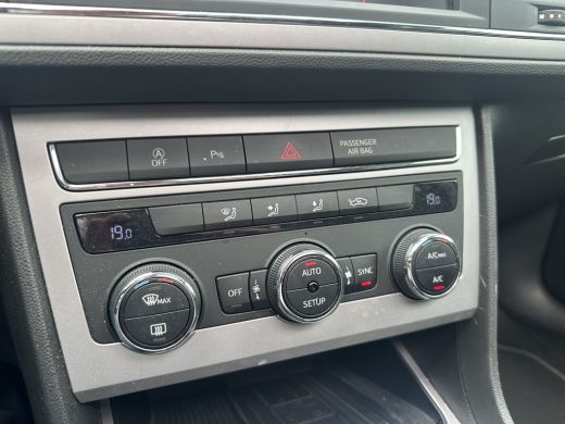 Seat Leon 1.4 EcoTSI Style Business Intense | Achterbank in delen neerklapbaar | Airco (automatisch) | Appl... ActivLease financial lease