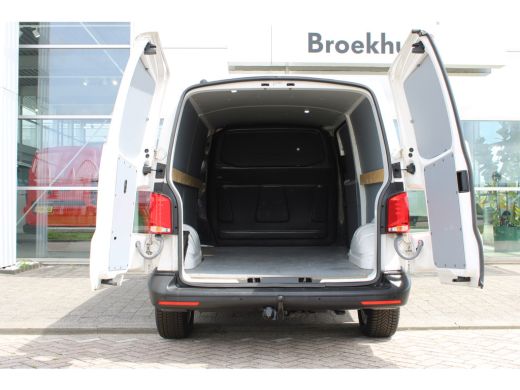 Volkswagen Transporter Comfortline | 2.0 TDI 110 pk | L2 | Trekhaak | Navi | Cruise | Laadvloer | Zijwandbekleding | App... ActivLease financial lease