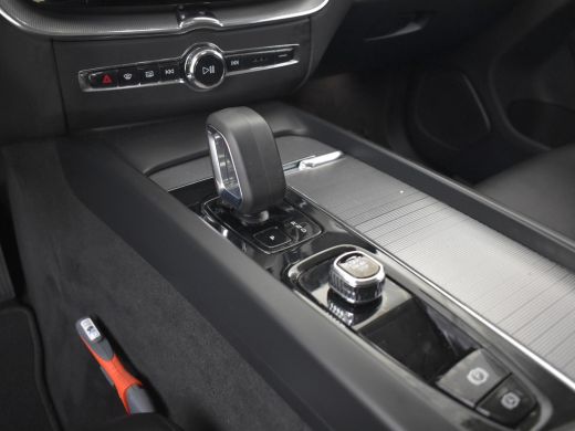 Volvo  XC60 2.0 T6 Plug-in hybrid AWD Plus Bright 350pk Trekhaak | Panorama dak | Leder bekleding | Dodehoekd... ActivLease financial lease