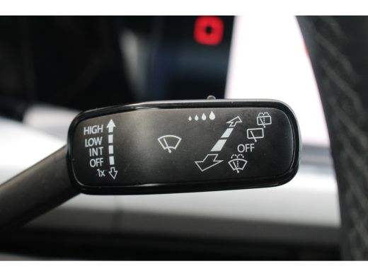 Volkswagen Golf 1.5 eTSI Style | Camera | Carplay | Navi | DAB | Adapt. Cruise | Dodehoek | LED | Sfeerverlichtin... ActivLease financial lease
