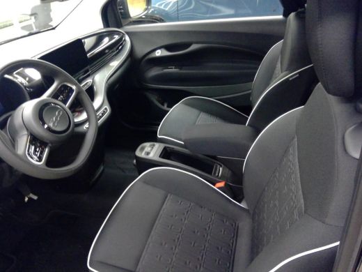 Fiat 500 42 kWh | Navigatie | Achteruitrijcamera | Dodehoekdetectie | Stoelverwarming | Climate Control | ... ActivLease financial lease