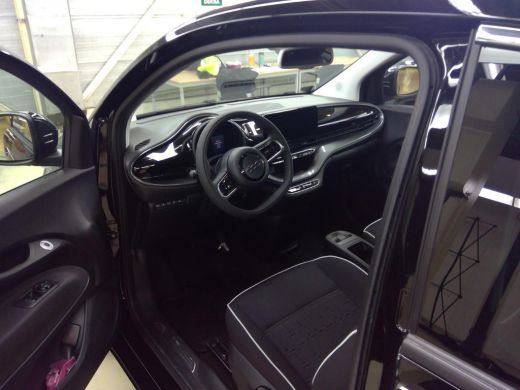 Fiat 500 42 kWh | Navigatie | Achteruitrijcamera | Dodehoekdetectie | Stoelverwarming | Climate Control | ... ActivLease financial lease
