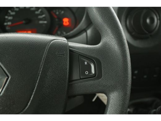 Renault Master T35 2.3 dCi L2H2 Airco Camera Cruise Navigatie PDC 3 Persoons Elektrpakket Trekhaak ActivLease financial lease