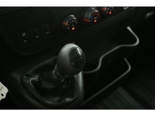Renault Master T35 2.3 dCi L2H2 Airco Camera Cruise Navigatie PDC 3 Persoons Elektrpakket Trekhaak ActivLease financial lease