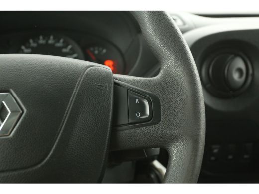 Renault Master T35 2.3 dCi L3H2 146PK Airco Cruise Navigatie PDC 3 Persoons Imperiaal Trekhaak ActivLease financial lease