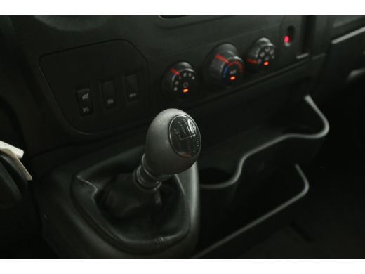 Renault Master T35 2.3 dCi L3H2 146PK Airco Cruise Navigatie PDC 3 Persoons Imperiaal Trekhaak ActivLease financial lease