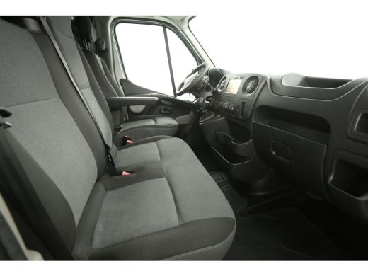 Renault Master T35 2.3 dCi L3H2 146PK Airco Cruise Navigatie PDC 3 Persoons Imperiaal Trekhaak ActivLease financial lease