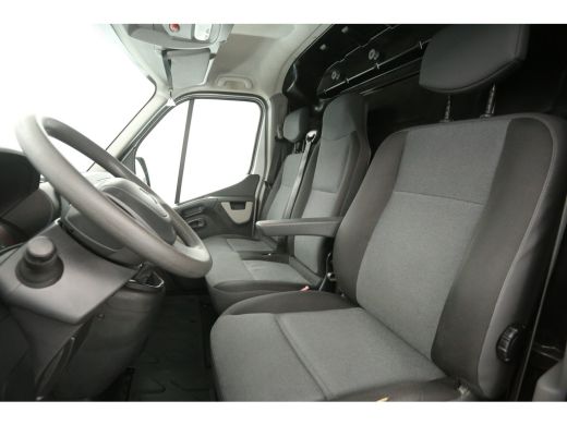 Renault Master T35 2.3 dCi L3H2 146PK Airco Cruise Navigatie PDC 3 Persoons Imperiaal Trekhaak ActivLease financial lease