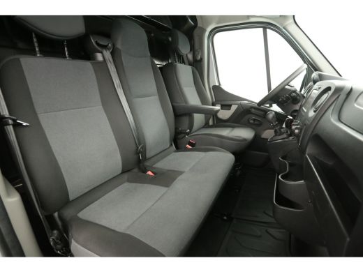 Renault Master T35 2.3 dCi L3H2 146PK Airco Cruise Navigatie PDC 3 Persoons Imperiaal Trekhaak ActivLease financial lease