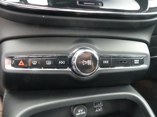 Volvo  XC40 1.5 T5 Twin Engine Momentum Pro | TREKHAAK | PANORAMADAK | DODEHOEKDETECTIE | CAMERA | ActivLease financial lease