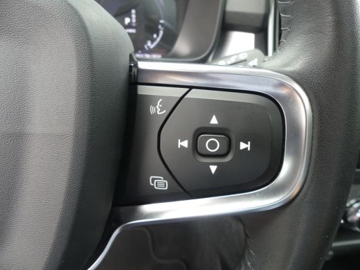 Volvo  XC40 1.5 T5 Twin Engine Momentum Pro | TREKHAAK | PANORAMADAK | DODEHOEKDETECTIE | CAMERA | ActivLease financial lease
