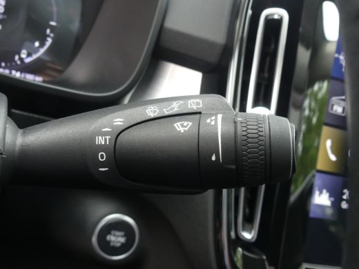 Volvo  XC40 1.5 T5 Twin Engine Momentum Pro | TREKHAAK | PANORAMADAK | DODEHOEKDETECTIE | CAMERA | ActivLease financial lease