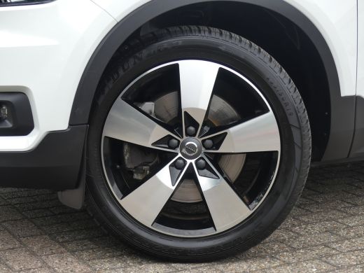 Volvo  XC40 1.5 T5 Twin Engine Momentum Pro | TREKHAAK | PANORAMADAK | DODEHOEKDETECTIE | CAMERA | ActivLease financial lease
